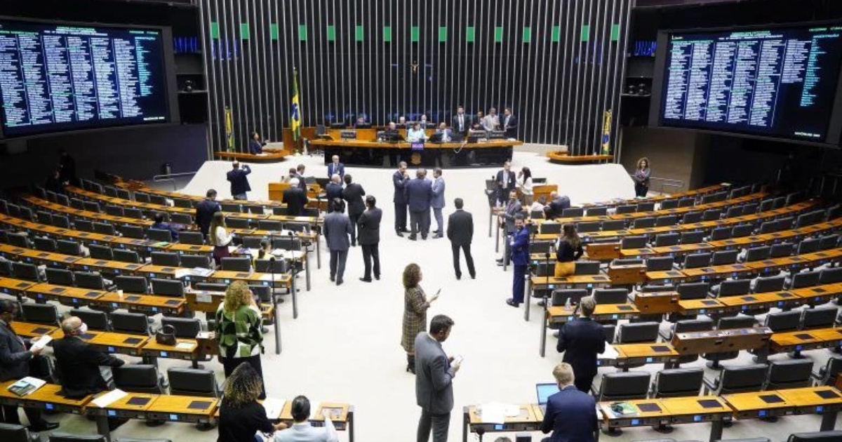 Câmara aprova projeto que permite desconto bancário direto em aposentadorias do INSS, reacendendo debate sobre endividamento. (Imagem: Pablo Valadares/Câmara dos Deputados)