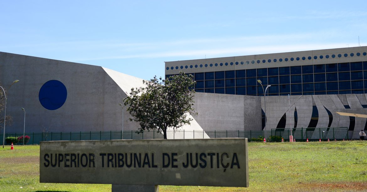 STJ confirma: multa por rescisão antecipada só vale se prevista em contrato e deve ser proporcional ao prazo restante.