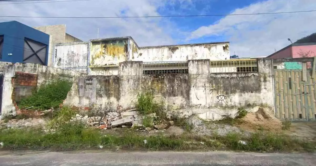 Prefeitura de Salvador regulamenta imóveis abandonados em 2025 com multas de até R$ 100 mil e perda definitiva após 3 anos.