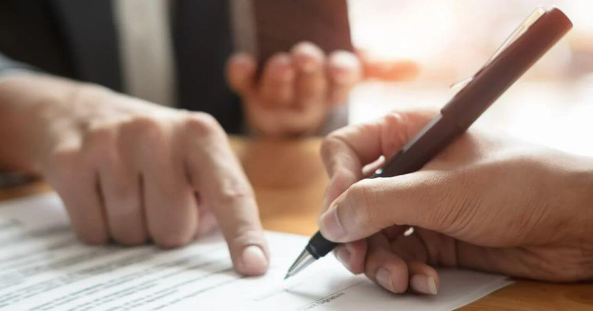 Descubra como calcular a devolução correta da caução do aluguel pela regra da poupança com TR e Selic.