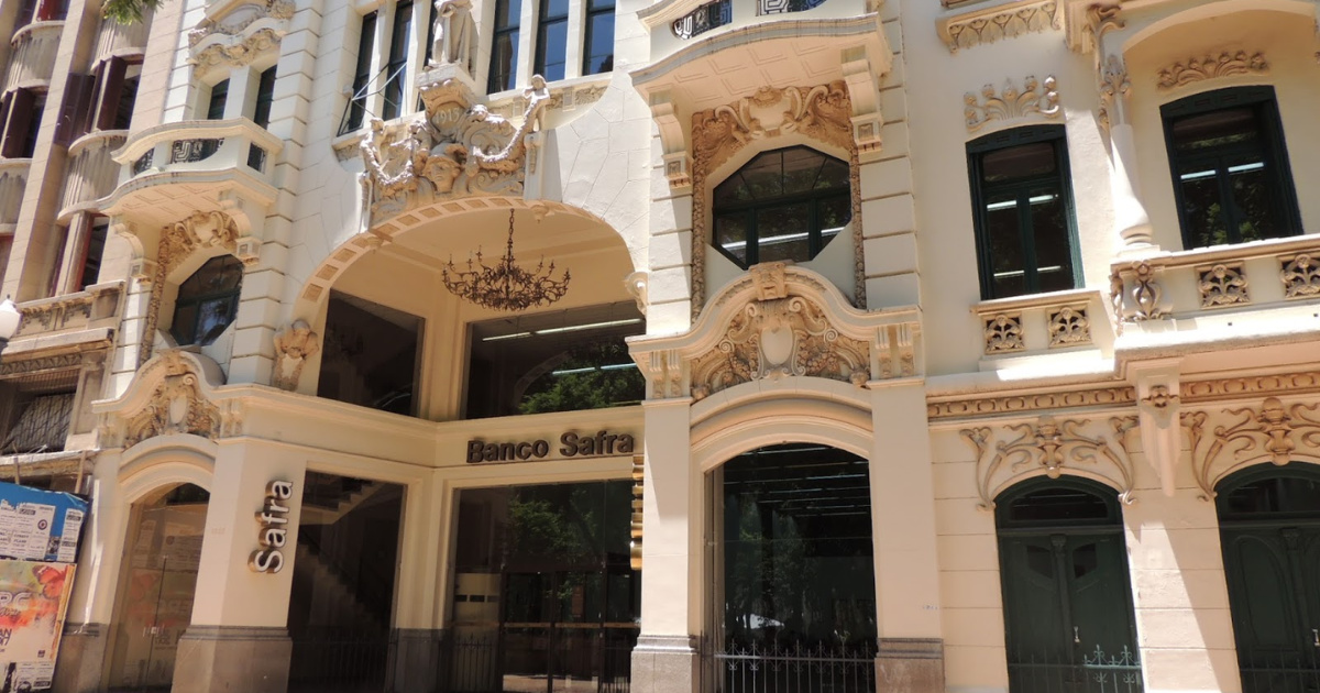 Banco Safra estrutura arquitetônica antiga ilustra legado centenário e tradição financeira da Família Safra. (Imagem: Viagens e Expedições)