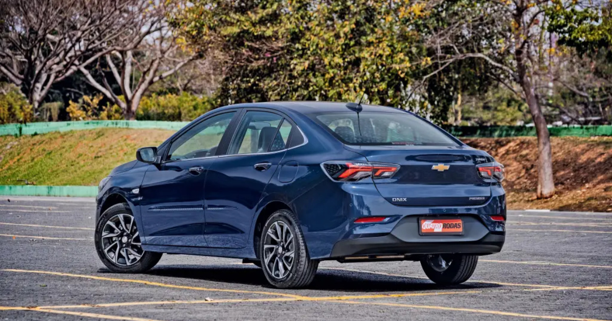 Chevrolet Onix Plus 2026 ganha faróis full-LED, central de 11" e faz 18,5 km/l, mas ainda carece de recursos modernos de segurança. (Imagem: quatrorodas)
