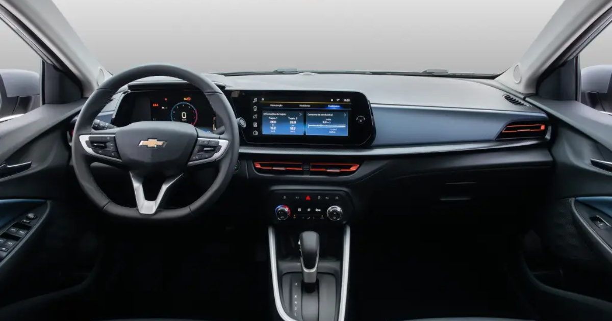 Chevrolet Onix Plus 2026 ganha faróis full-LED, central de 11" e faz 18,5 km/l, mas ainda carece de recursos modernos de segurança. (Imagem: quatrorodas)