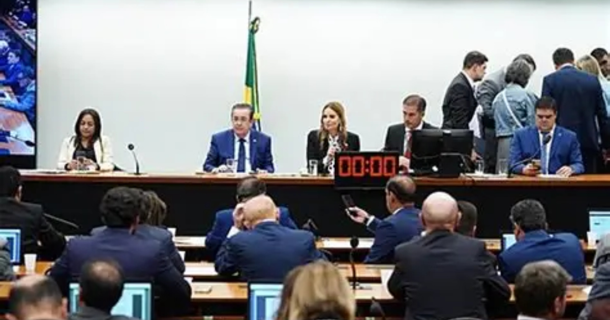 Projeto de lei obriga cancelamento imediato de serviços com renovação automática e suspende cobranças no cartão de crédito.
