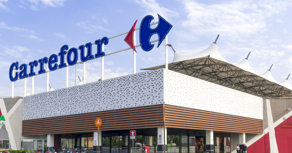 Carrefour supera meta e contrata 100 mil inscritos no CadÚnico, muitos do Bolsa Família, reforçando inclusão produtiva no Brasil.