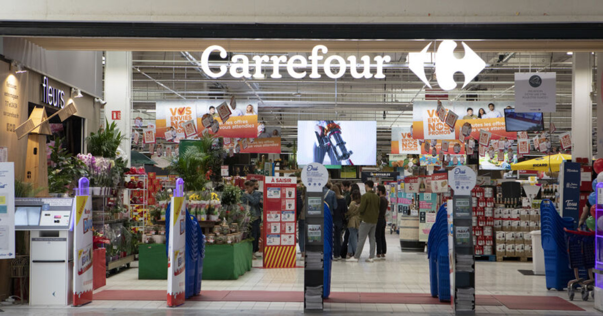 Carrefour supera meta e contrata 100 mil inscritos no CadÚnico, muitos do Bolsa Família, reforçando inclusão produtiva no Brasil.
