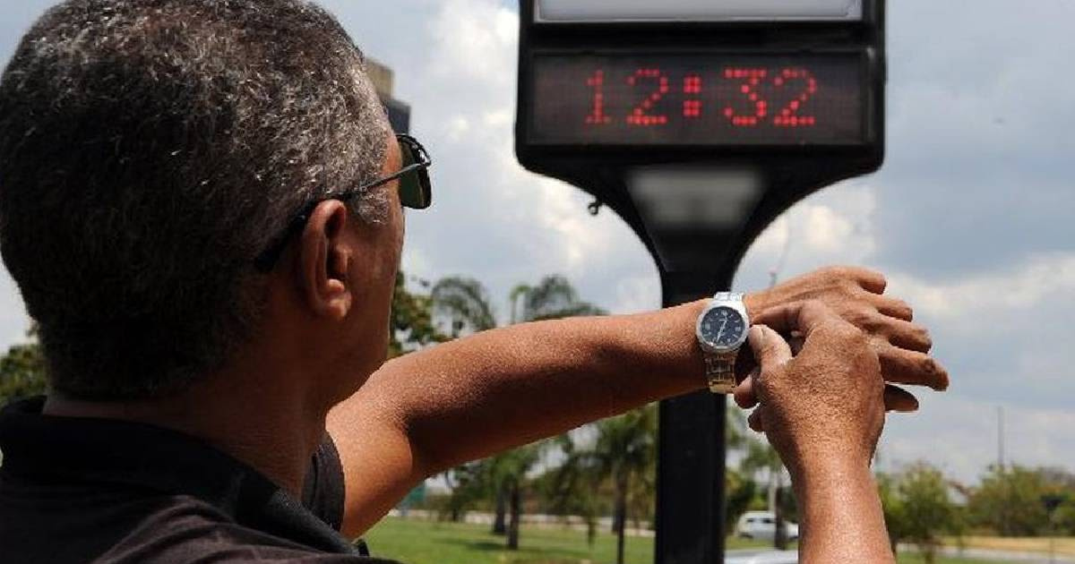 Câmara aprova projeto que proíbe o horário de verão no Brasil, alegando riscos à saúde e falta de economia de energia.