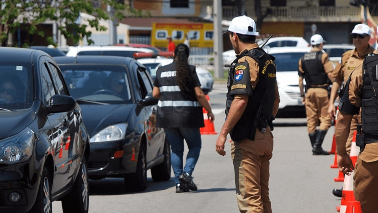 Esquema de fraude com isenção de IPVA no Distrito Federal atrai motoristas de Goiás e causa prejuízo de R$ 10 milhões. A Operação Quíron revela como concessionárias e despachantes orientaram falsos registros. Fonte: Canva
