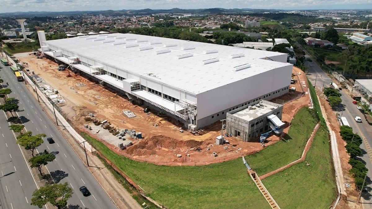 Shopee vai erguer galpão de 73 mil m² em Contagem com R$ 350 milhões e gerar 2 mil empregos, fortalecendo logística no Brasil.