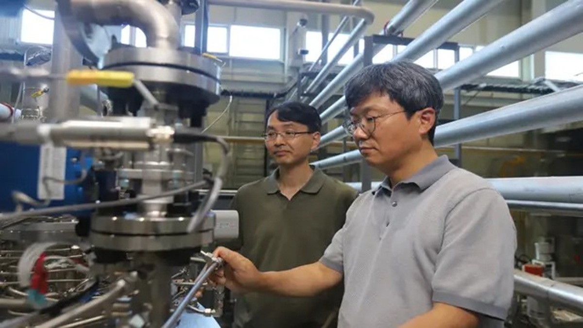 Pesquisadores inspecionando o turboexpansor desenvolvido para um sistema de armazenamento de energia em ar líquido de larga escala e longa duração.