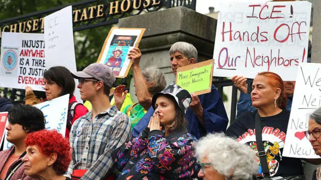 Brasileiros na construção civil nos EUA adotam estratégias para driblar blitze do ICE e proteger trabalhadores imigrantes em Massachusetts.