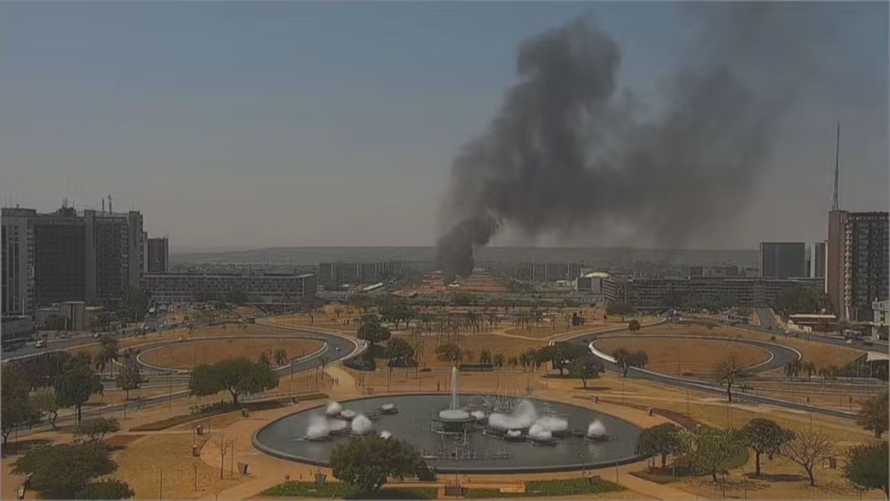 Incêndio em banheiros químicos gera fumaça preta na Esplanada dos Ministérios, em Brasília, a menos de 2 km do STF. Fogo foi controlado.
