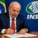 Lei 15.157/2025 dispensa beneficiários do INSS com doenças incuráveis, como Alzheimer, Parkinson, AIDS e ELA, de perícias médicas periódicas.