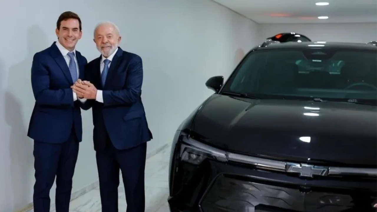 A GM vai ceder quatro carros elétricos Chevrolet Blazer EV para Lula e Alckmin, em comodato por um ano, com infraestrutura de recarga instalada pela WEG no Palácio do Planalto. Fonte: UOL