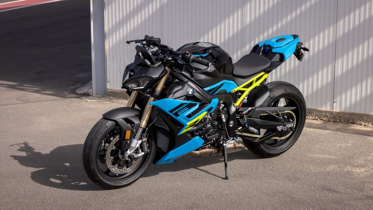 A BMW S 1000 R desembarca na Índia com motor de 170 cv, 11 kgfm de torque e diversos recursos modernos. Veja o que torna essa naked interessante para o mercado brasileiro.