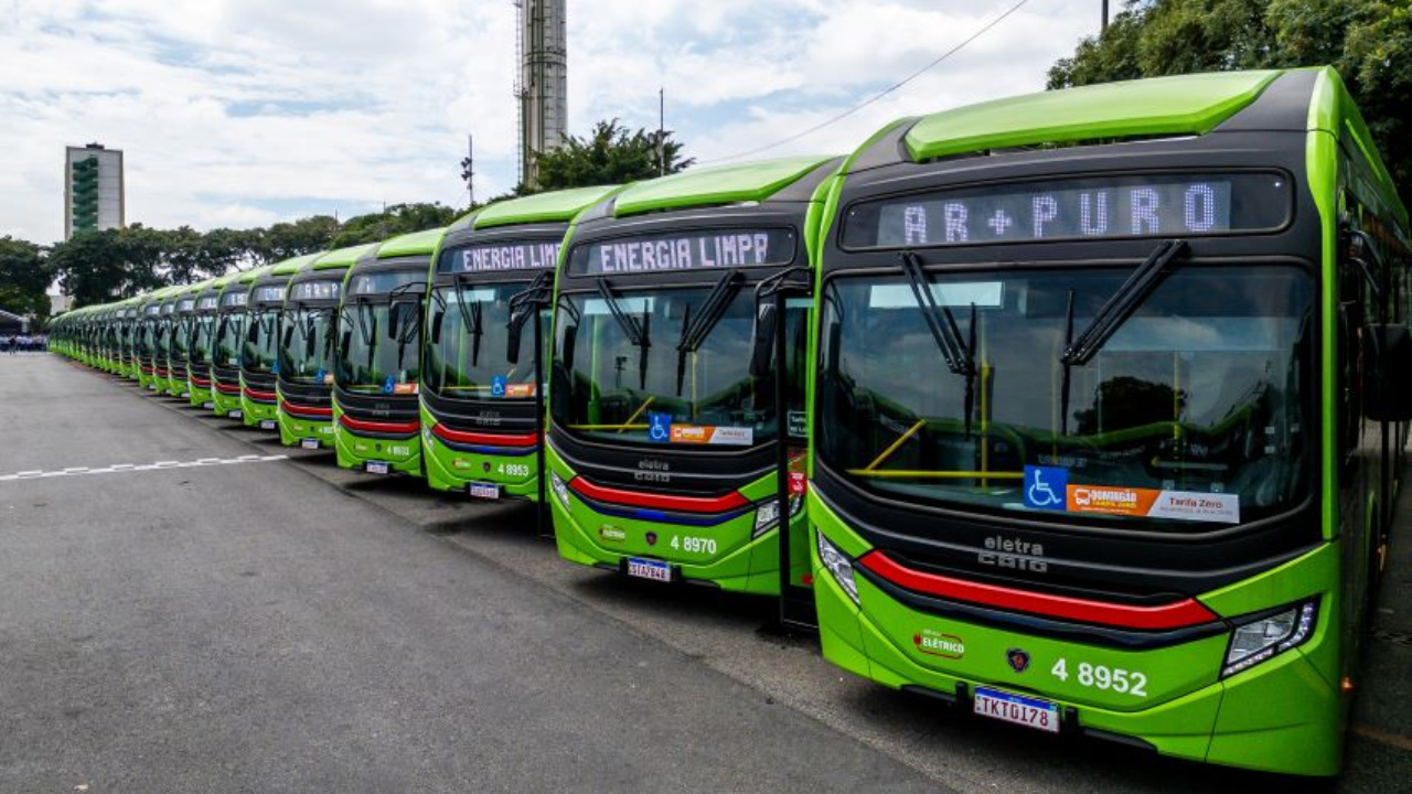 São Paulo já conta com 930 ônibus elétricos em circulação, que economizaram R$ 208 milhões em diesel e evitaram a emissão de mais de 80 mil toneladas de CO2 por ano. Fonte: Prefeitura de São Paulo