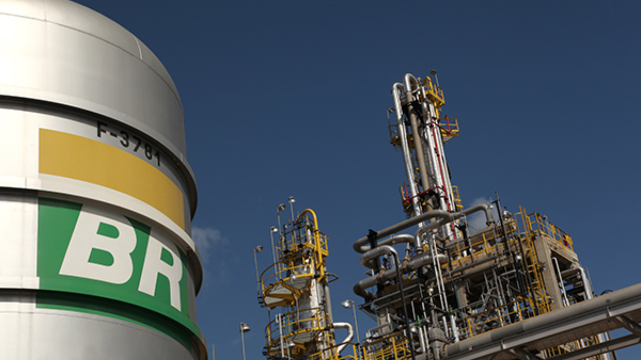 A Petrobras amplia atuação na África ao adquirir 27,5% do Bloco 4 em São Tomé e Príncipe. A operação fortalece parcerias globais e reforça a estratégia de diversificação do portfólio da estatal. Fonte: BNamericas