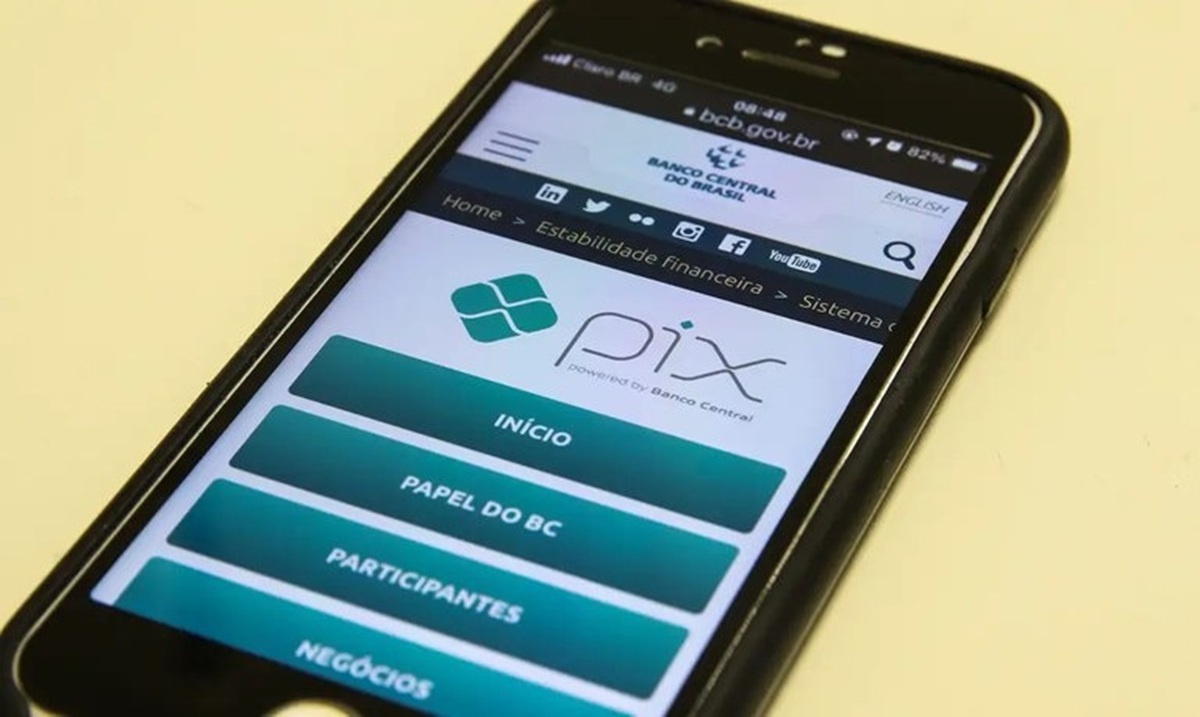 Descubra por que a chave aleatória no Pix é a opção mais segura e saiba como proteger seus dados contra fraudes e golpes digitais.
