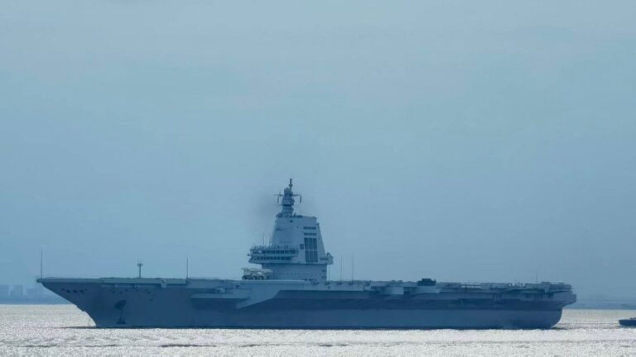 O porta-aviões chinês Fujian, primeiro da frota equipado com catapultas eletromagnéticas, avança nos testes de mar e se prepara para reforçar a Marinha do Exército de Libertação Popular. Fonte: Poder Naval