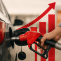 Apesar da redução no preço do petróleo, o preço da gasolina no Brasil terá aumento em 2026 devido ao reajuste do ICMS e ao crescimento das margens de lucro das distribuidoras e postos. Fonte: IA