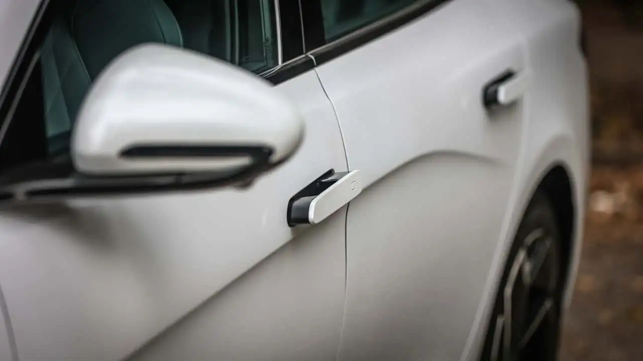 Autoridades da China avaliam banir maçanetas retráteis de veículos elétricos até 2027. Medida visa aumentar a segurança em acidentes e padronizar mecanismos de abertura. Fonte: Inside EVS