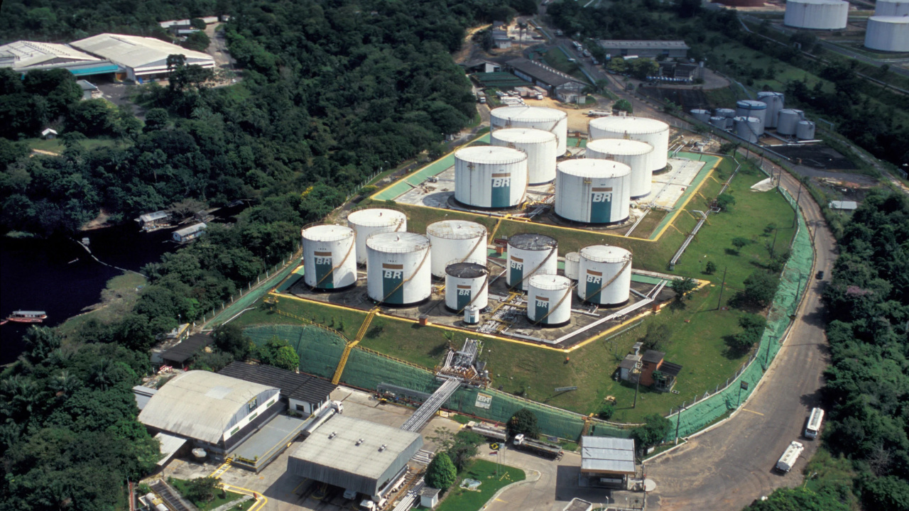 A Refinaria de Manaus, privatizada no governo Bolsonaro, enfrenta críticas por operar sem refino. Petroleiros cobram de Lula a reversão da venda e alertam para riscos à soberania energética no Norte do Brasil. Fonte: AEPET