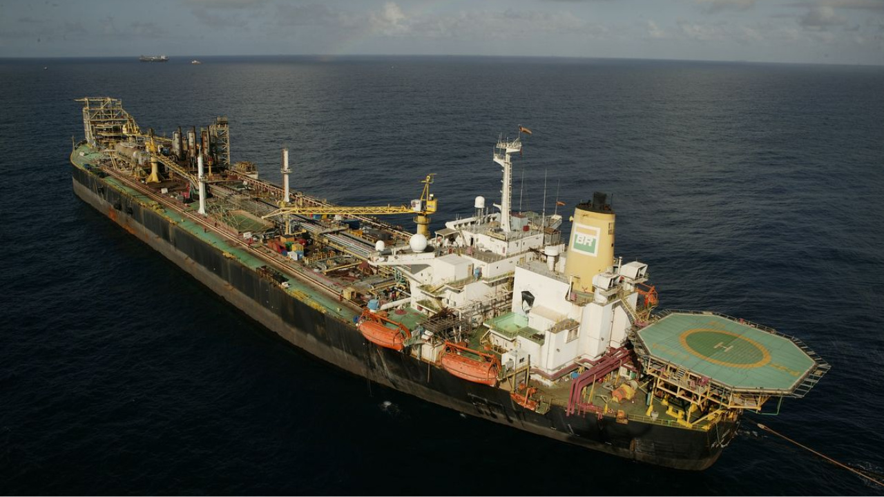 Relatório do Ineep mostra que o regime de partilha já responde por quase 40% do pré-sal, impulsionando a produção de petróleo e gás, aumentando exportações e ampliando a participação de multinacionais ao lado da Petrobras. Fonte: Agência Brasil