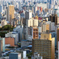 Skyline de São Paulo com prédios modernos e diversidade arquitetônica, representando a cidade mais rica do Brasil e seu PIB recorde.