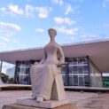 Fachada do Supremo Tribunal Federal em Brasília com a escultura da Justiça à frente