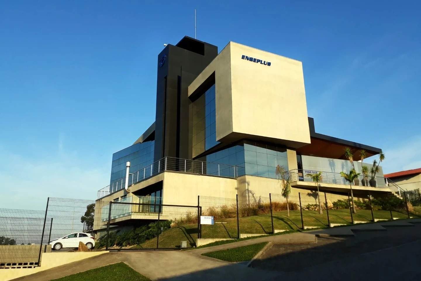 Confira as vagas de emprego na Engeplus: são nove oportunidades em Criciúma e Orleans com benefícios como convênios, vale-alimentação, refeitório e jornada de trabalho definida.
