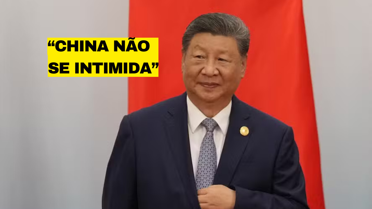 Em discurso marcado por forte simbolismo, Xi Jinping afirmou que a China "nunca se intimida com valentões", em meio às crescentes tensões comerciais e políticas com os EUA. Fonte: CBN e Canva