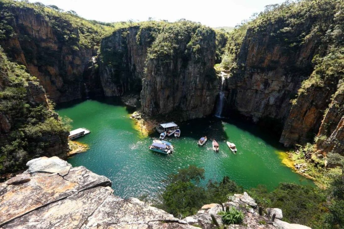 10 cidades de Minas Gerais tão lindas que parecem mentira, com montanhas, cachoeiras douradas, vilas europeias e um clima de filme que deixa qualquer turista sem fala