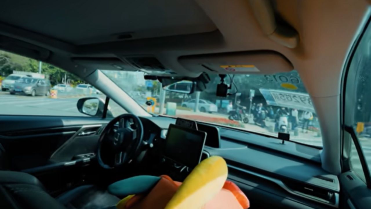 Imagem: Carro dirigindo sem motorista.