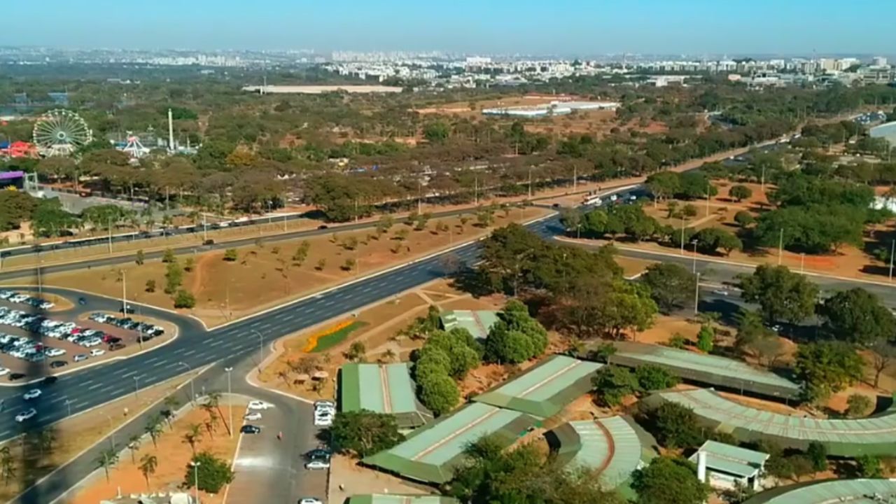 A capital brasileira planejada onde capivaras param o trânsito e araras voam livremente, mostrando uma convivência única entre a fauna do Cerrado e um moderno ambiente urbano