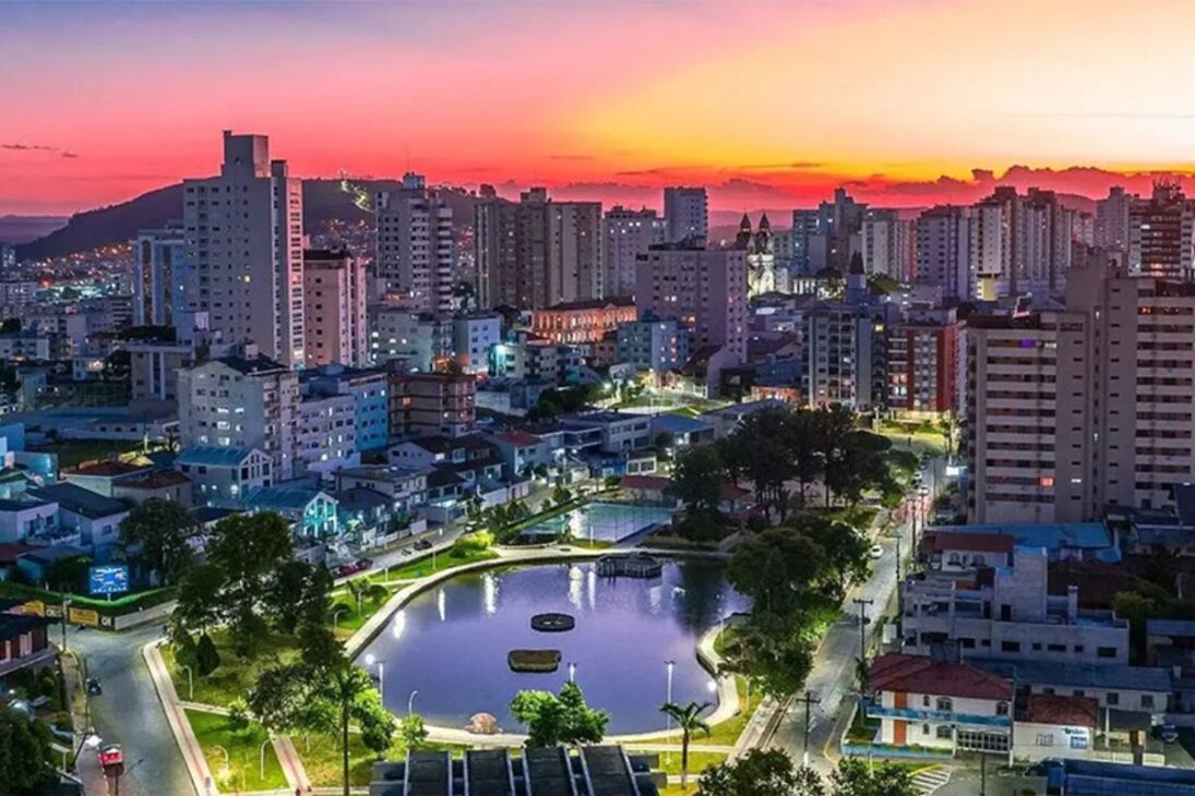 A capital da Serra Catarinense, combina beleza e estrutura europeia, mas enfrenta fuga de moradores por frio intenso, isolamento e poucos empregos