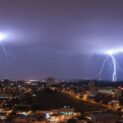 A capital dos raios no Brasil registra uma das maiores concentrações de descargas elétricas do mundo, atrai cientistas e obriga a cidade a ter um sistema de proteção único no país
