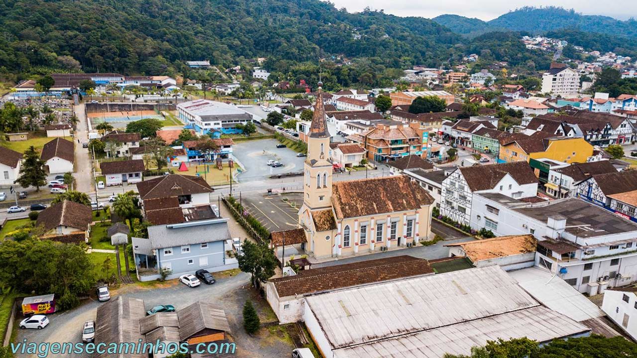 A cidade "mais alemã" do Brasil tem casas em enxaimel, regras rígidas sobre letreiros luminosos para preservar a arquitetura e tradições nas festividades natalinas
