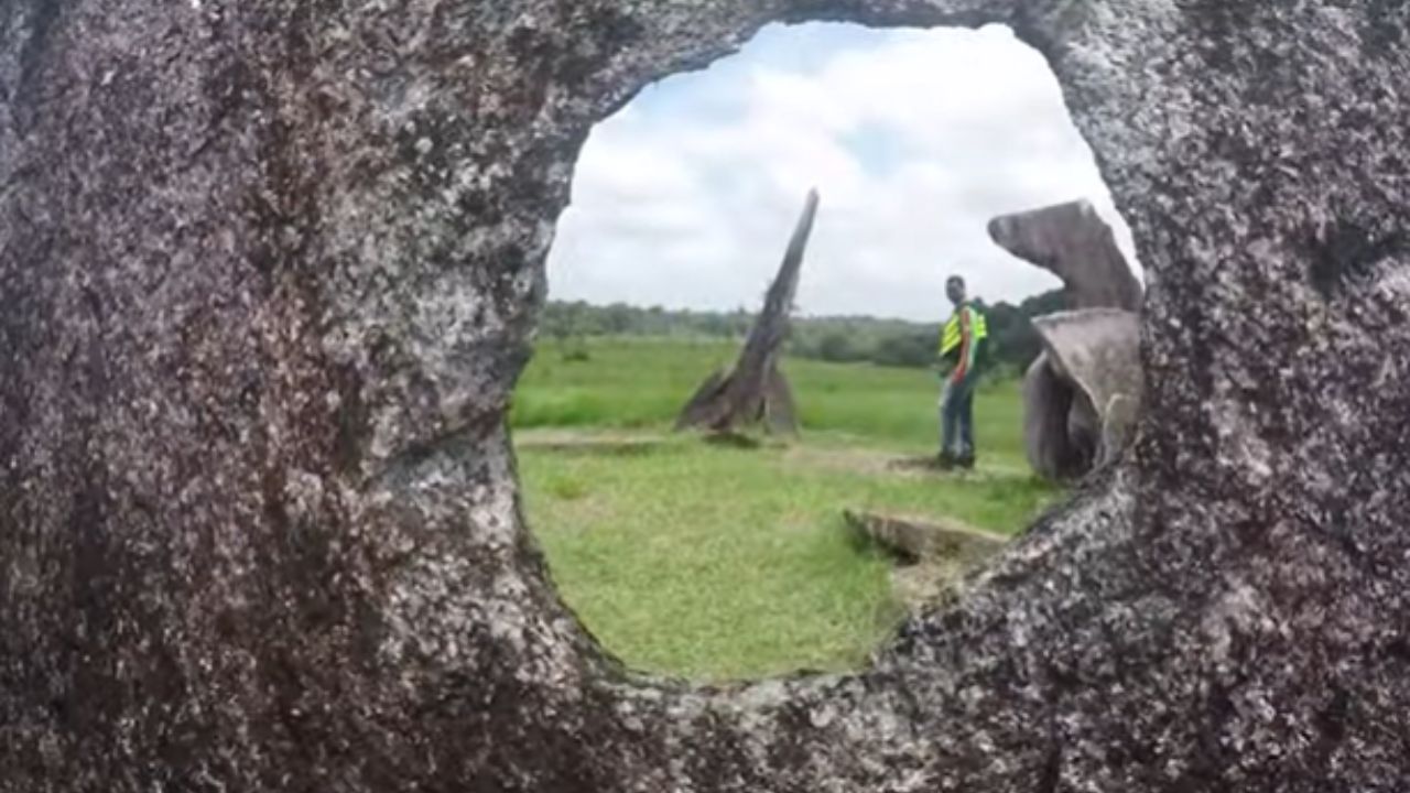 Stonehenge é um enigmático monumento pré-histórico na Inglaterra, com cerca de 5.000 anos, famoso por seu círculo de pedras gigantes alinhadas a eventos astronômicos como os solstícios.