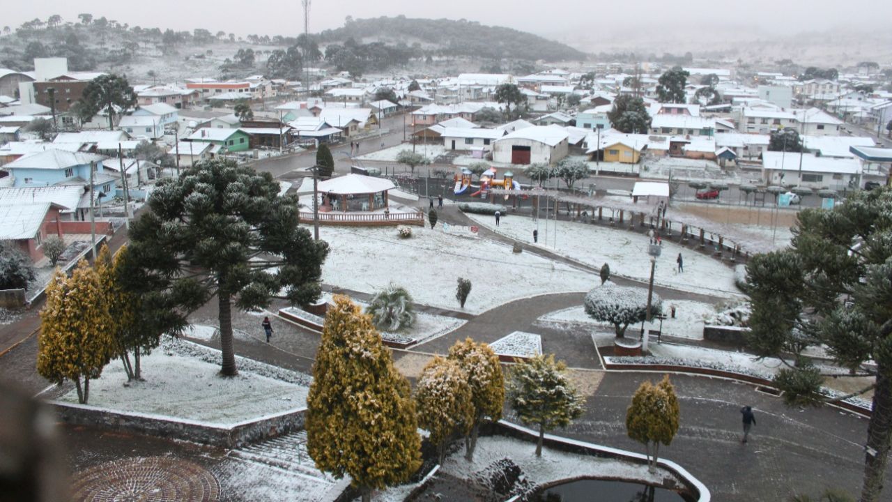 Durante o inverno em Urupema, o frio intenso é tão persistente que chega a congelar as cachoeiras, transformando a água em movimento em impressionantes esculturas de gelo.