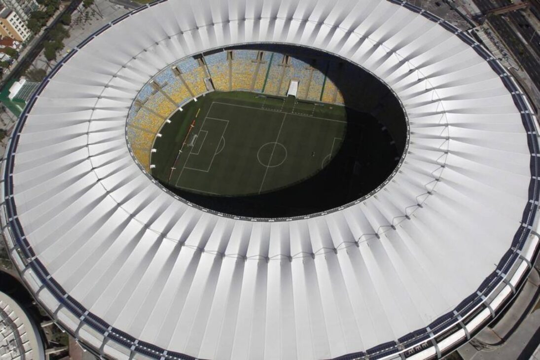 A cobertura do Maracanã, instalada para a Copa de 2014, é uma megaestrutura de 12 mil toneladas feita de fibra de vidro e teflon que capta água da chuva para reuso e protege 95% dos torcedores