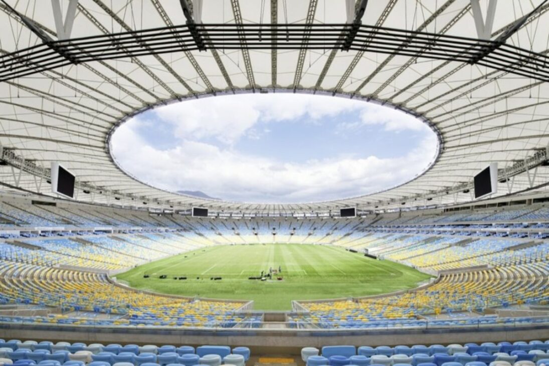 A cobertura do Maracanã, instalada para a Copa de 2014, é uma megaestrutura de 12 mil toneladas feita de fibra de vidro e teflon que capta água da chuva para reuso e protege 95% dos torcedores
