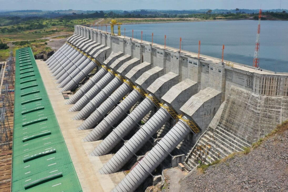 A hidrelétrica de Belo Monte, a maior 100% brasileira, alagou uma área maior que a cidade de Curitiba e exigiu a escavação de um canal artificial de 20 km para desviar parte da imensa força do Rio Xingu