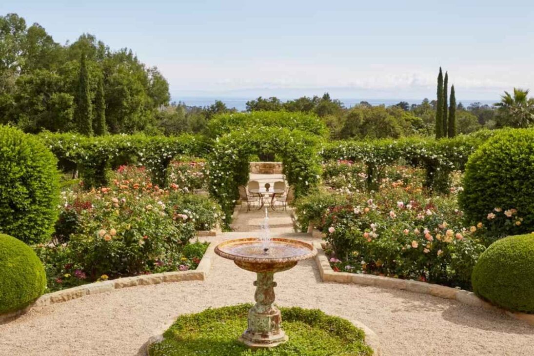 A mansão de Oprah Winfrey na Califórnia, a "Terra Prometida", tem um jardim com mais de 600 árvores de rosas e uma casa de chá particular