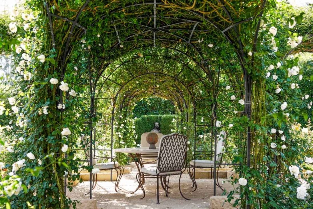 A mansão de Oprah Winfrey na Califórnia, a "Terra Prometida", tem um jardim com mais de 600 árvores de rosas e uma casa de chá particular
