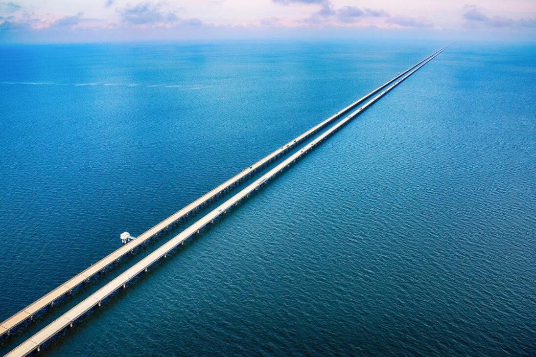 A ponte americana tão longa que o motorista dirige 40 minutos sem ver terra firme