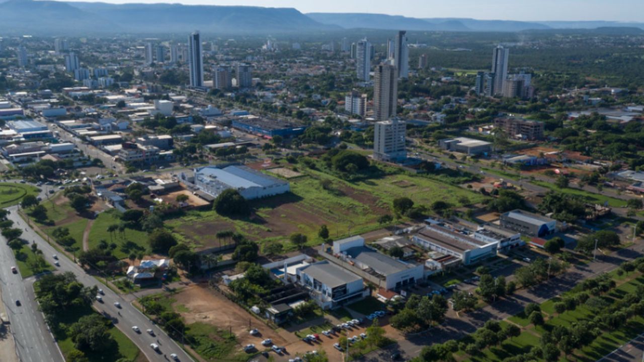 A última capital planejada do Brasil foi desenhada do zero nos anos 80, tem avenidas de até 8 pistas e um fenômeno que mudou o clima da região