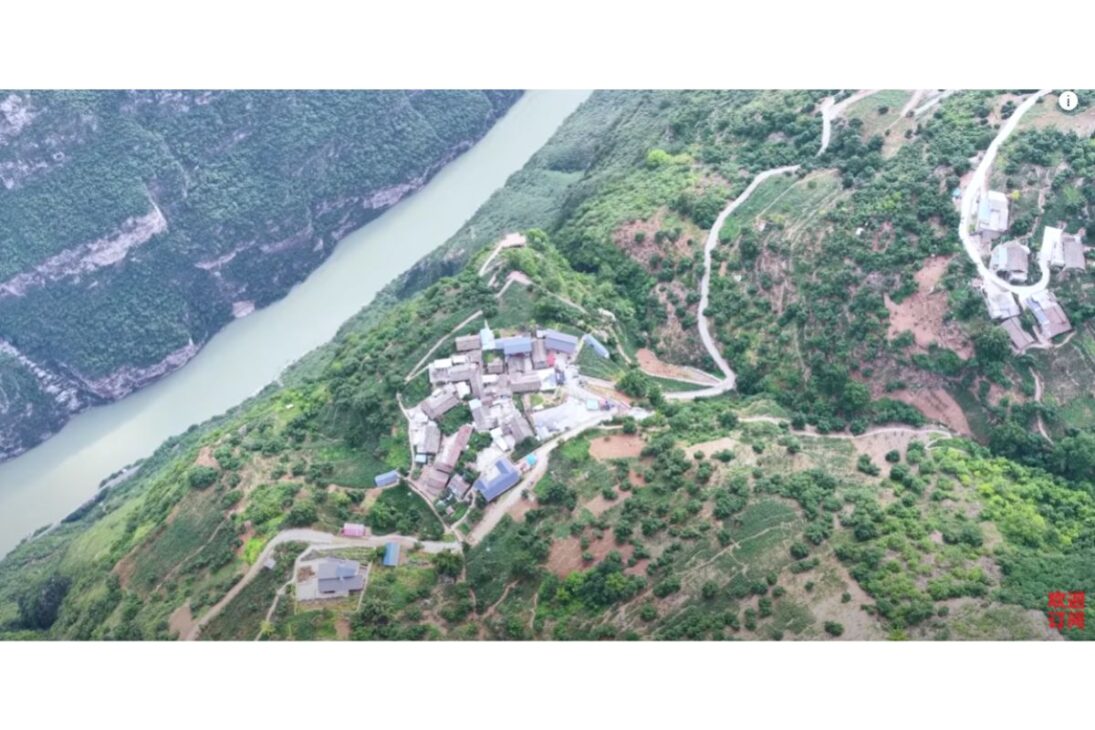 A vila do penhasco em Sichuan onde até as águias evitam voar: moradores sobem seis horas por trilhas perigosas a 1.400 metros de altura