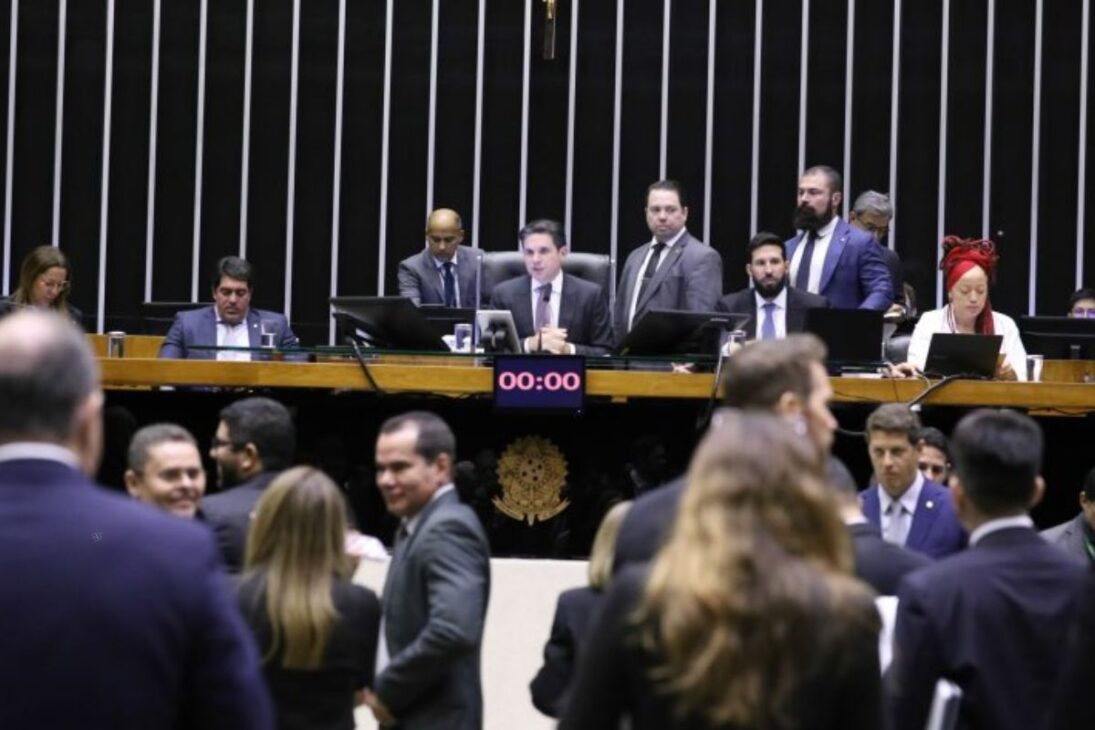 Agentes de saúde poderão se aposentar aos 50 anos com salário integral e reajuste igual ao dos ativos, se PEC passar no Senado