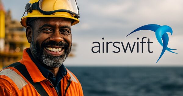 Vagas offshore e onshore em outubro: Airswift está com oportunidades de emprego em alto mar abertas para operadores, técnicos, supervisores e muito mais 1 Trabalhador offshore sorridente com capacete e uniforme laranja, em frente ao mar e a uma plataforma de petróleo, com o logotipo da Airswift ao lado.