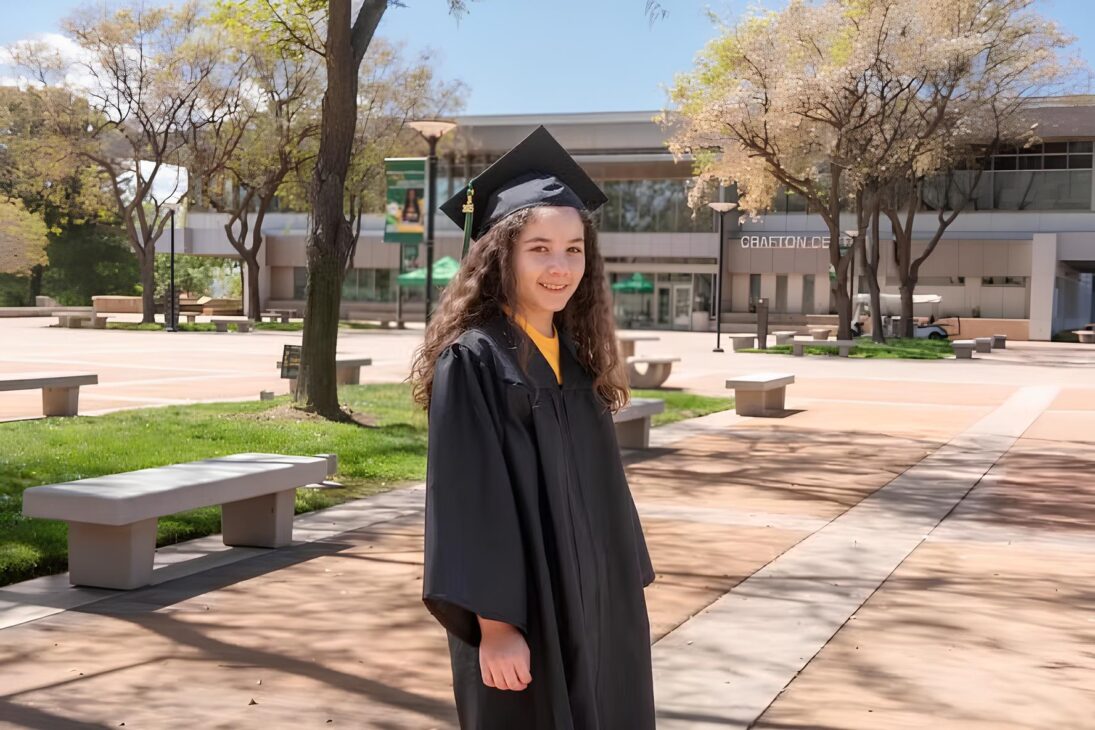 Com apenas 10 anos, garota prodígio da Califórnia se forma em faculdade com dois diplomas e quebra recorde histórico